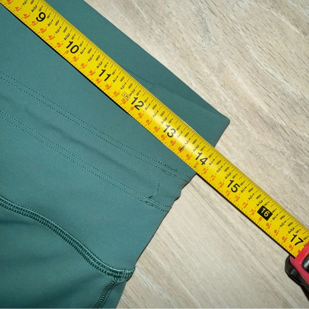 Vuori Daily Leggings-PLEASE SEE MEASUREMENTS. - Picture 8 of 10